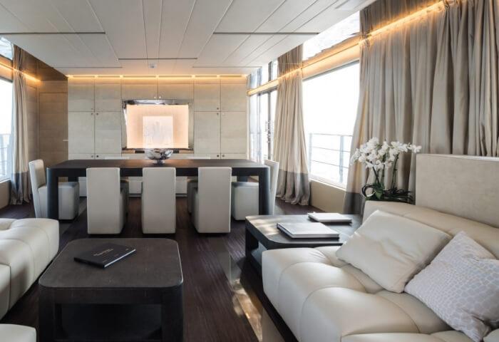 ponte coperto di imbarcazione nautica con interior design personalizzato e minimale in bianco e grigio perla