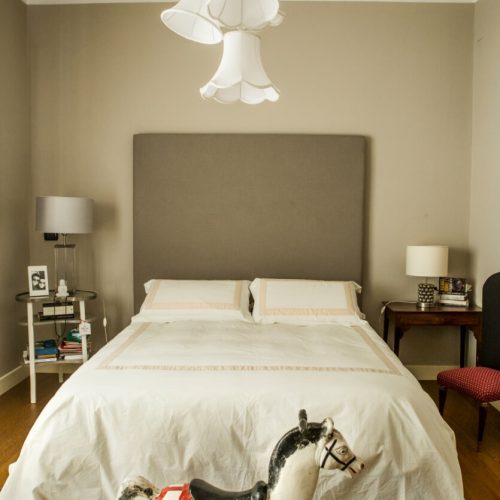 stanza da letto, minimale con imponente lampadario a campanule in stoffa bianca