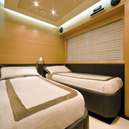 cabina di yacht con letti singoli con biancheria da letto made in italy bordata e personalizzata