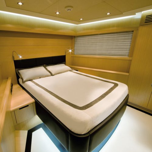 lenzuola da letto decorate in cabina di yacht lussuoso con luci a faretto minimal