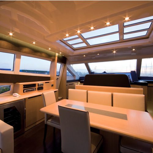 cabina barca con eleganti poltrone e sedute, arredata con materiali di rivestimento resistenti
