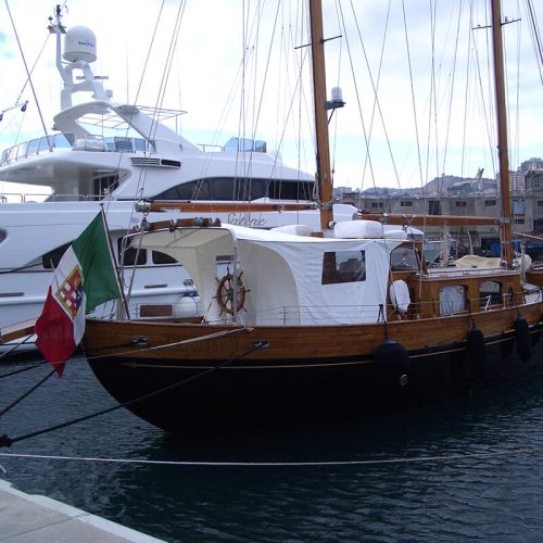 barca a vela in legno con rivestimenti e tendalini realizzati ad hoc bianchi