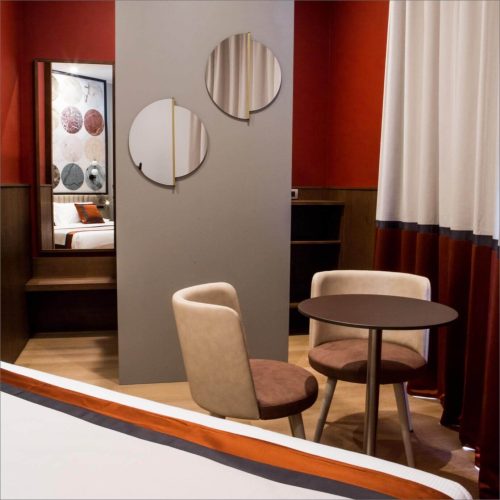 tavoli e sedie minimali di design in palette con tendaggi bianchi e marroni
